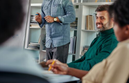 ¿Trabajas y quieres aprender inglés? 3 mitos que te detienen (y cómo superarlos)