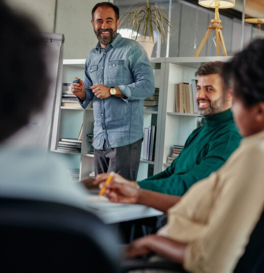 ¿Trabajas y quieres aprender inglés? 3 mitos que te detienen (y cómo superarlos)