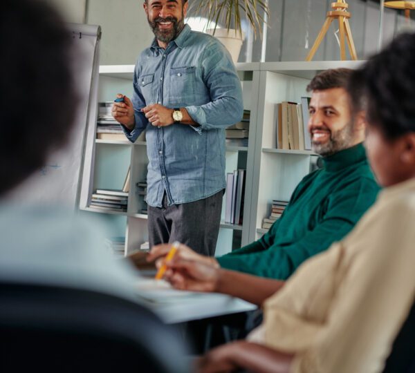 ¿Trabajas y quieres aprender inglés? 3 mitos que te detienen (y cómo superarlos)