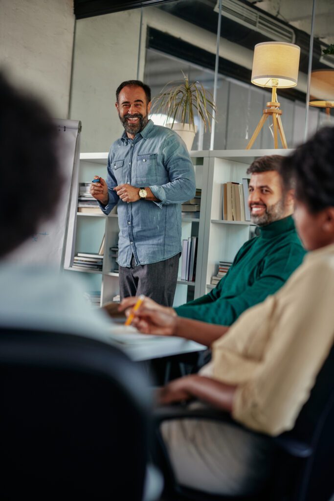 ¿Trabajas y quieres aprender inglés? 3 mitos que te detienen (y cómo superarlos)